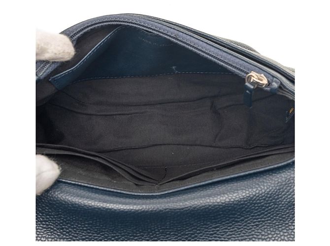 Wallet On Chain Carteira meia-lua em caviar azul CC da Chanel com corrente Azul marinho - vista 4