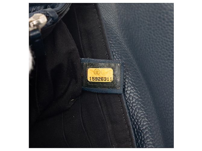 Wallet On Chain Carteira meia-lua em caviar azul CC da Chanel com corrente Azul marinho - vista 6