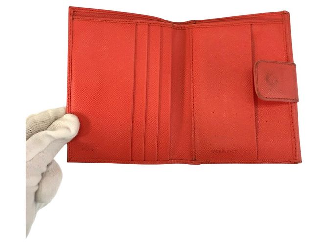 Billetera compacta de cuero Prada con logo, hardware dorado naranja - vista 7