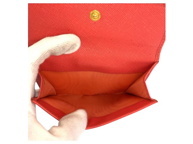 Billetera compacta de cuero Prada con logo, hardware dorado naranja - vista 8