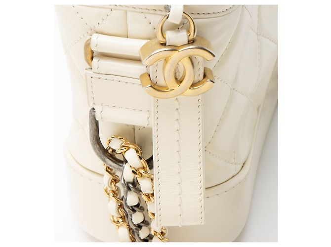Chanel Gabrielle Piccola Hobo in Pelle di Vitello Invecchiata Bianco - vista 10