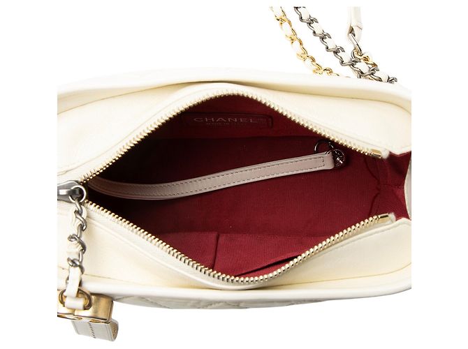 Chanel Gabrielle Piccola Hobo in Pelle di Vitello Invecchiata Bianco - vista 7