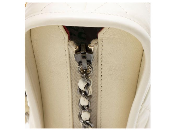 Chanel Gabrielle Piccola Hobo in Pelle di Vitello Invecchiata Bianco - vista 9
