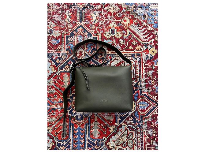 Borsa a spalla Loewe Loop in Pelle Verde Kaki Verde scuro - vista 2