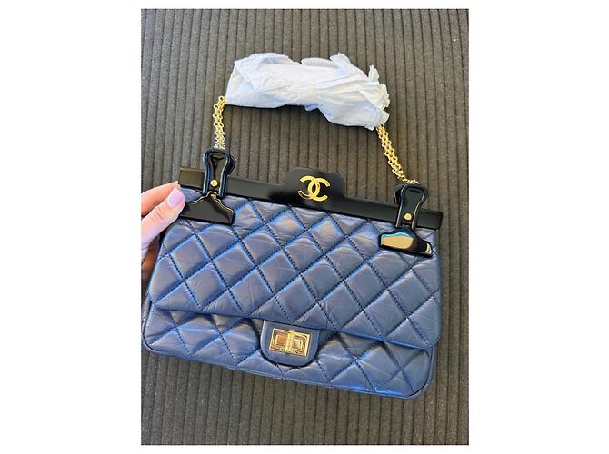 Bolso Chanel 2.55 con Solapa en Cuero Azul Marino - vista 2