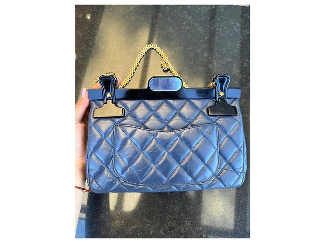 Bolso Chanel 2.55 con Solapa en Cuero Azul Marino - vista 3