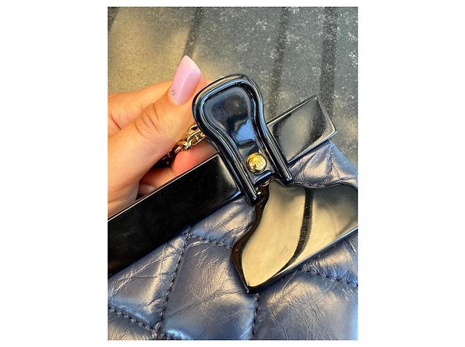 Bolso Chanel 2.55 con Solapa en Cuero Azul Marino - vista 4