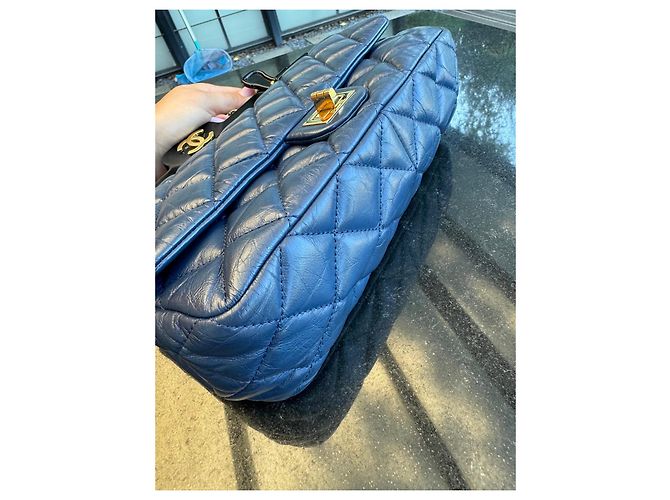 Bolso Chanel 2.55 con Solapa en Cuero Azul Marino - vista 7