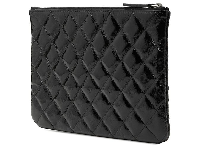 Clutch O de charol negro acolchado de Chanel pequeño - vista 2