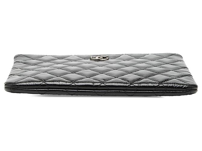 Clutch O de charol negro acolchado de Chanel pequeño - vista 3