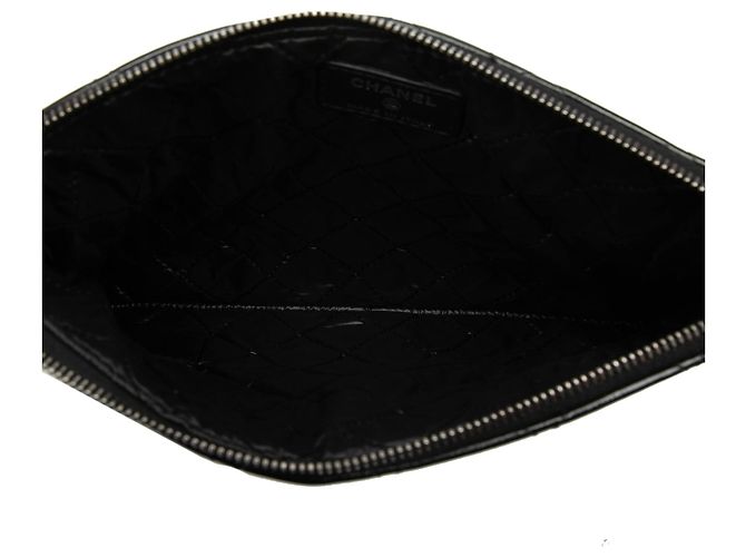 Clutch O de charol negro acolchado de Chanel pequeño - vista 4
