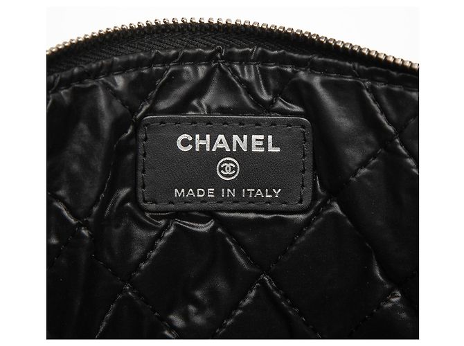 Clutch O de charol negro acolchado de Chanel pequeño - vista 5