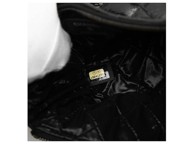 Clutch O de charol negro acolchado de Chanel pequeño - vista 6