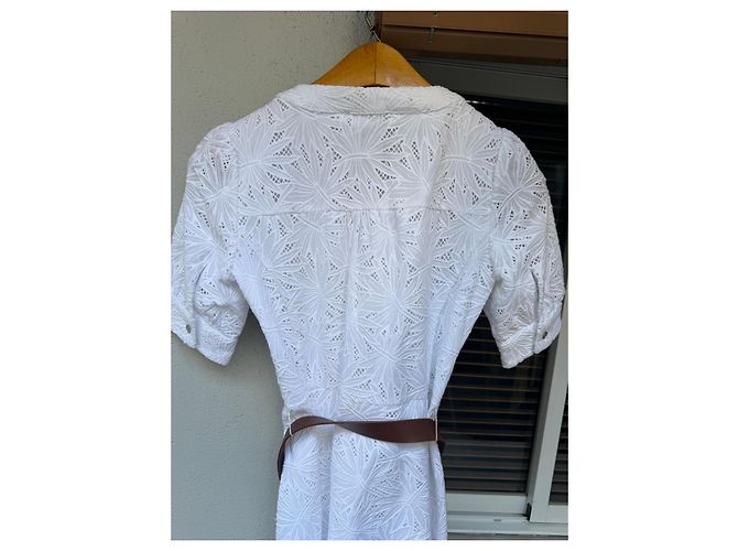 Weißes Midi-Kleid aus Broderie Anglaise mit Gürtel von Michael Kors - Ansicht 3