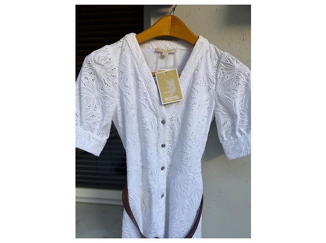 Weißes Midi-Kleid aus Broderie Anglaise mit Gürtel von Michael Kors - Ansicht 6