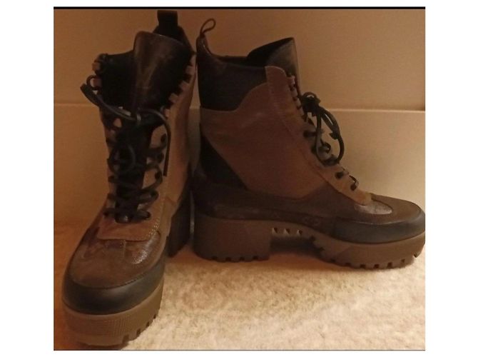 Stivali Louis Vuitton in pelle e camoscio marrone - vista 5