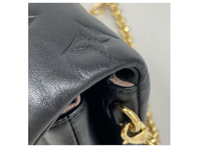 Borsa a Spalla Pochette Coussin Monogramma Embossato Louis Vuitton Nero - vista 7