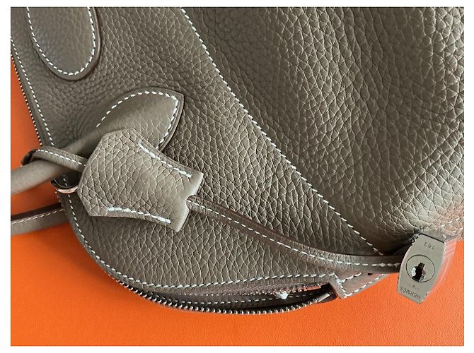 Borsa a mano Hermès Bolide 31 in pelle granulata taupe - vista 11