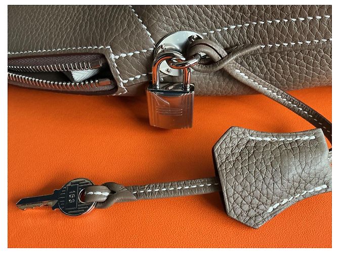 Borsa a mano Hermès Bolide 31 in pelle granulata taupe - vista 12