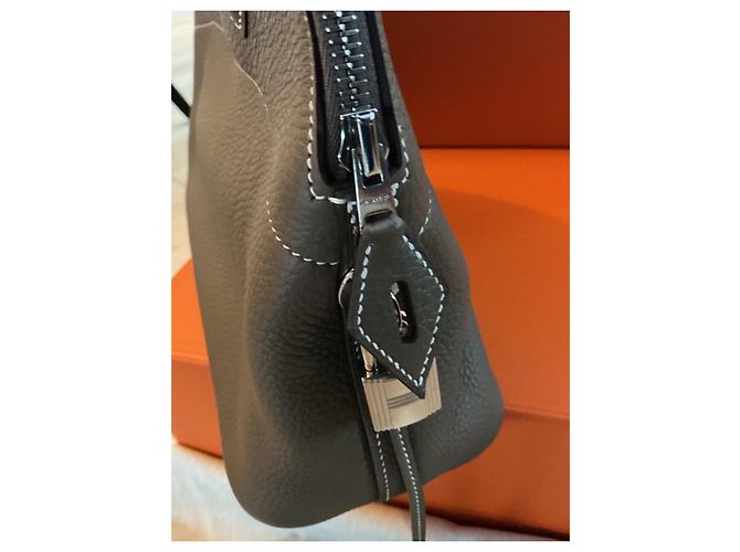 Borsa a mano Hermès Bolide 31 in pelle granulata taupe - vista 4