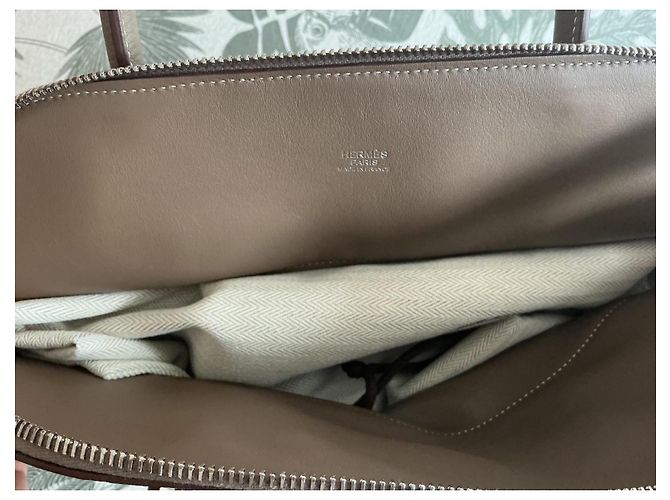 Borsa a mano Hermès Bolide 31 in pelle granulata taupe - vista 8