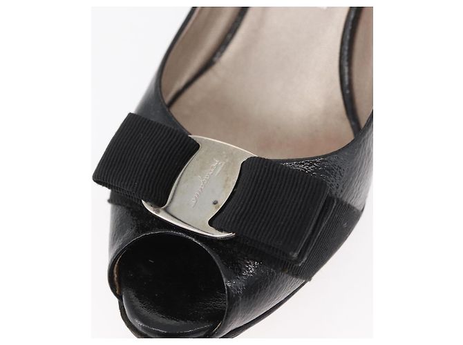 Salvatore Ferragamo Vara Pumps con Fiocco in Pelle Nera Auth 174627A - vista 13
