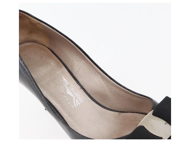 Salvatore Ferragamo Vara Pumps con Fiocco in Pelle Nera Auth 174627A - vista 16