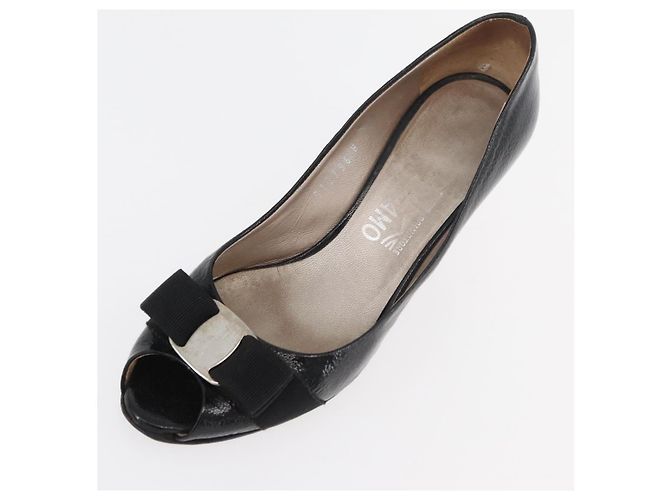 Salvatore Ferragamo Vara Pumps con Fiocco in Pelle Nera Auth 174627A - vista 24