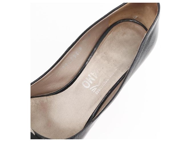 Salvatore Ferragamo Vara Pumps con Fiocco in Pelle Nera Auth 174627A - vista 31
