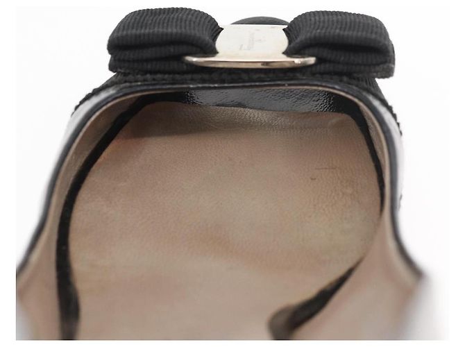 Salvatore Ferragamo Vara Pumps con Fiocco in Pelle Nera Auth 174627A - vista 35