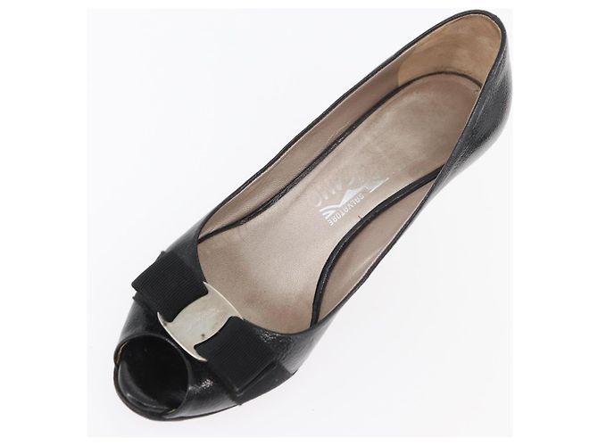Salvatore Ferragamo Vara Pumps con Fiocco in Pelle Nera Auth 174627A - vista 6