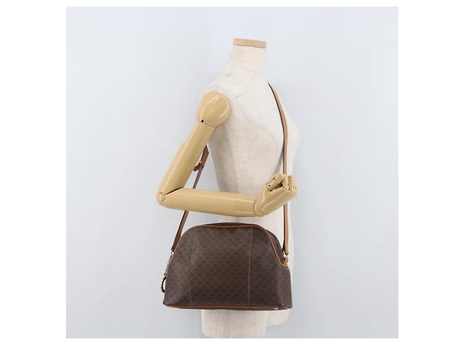 Céline Borsa a spalla circolare in tela Macadam CELINE in pelle PVC marrone e oro Auth BAZ708 D'oro - vista 22