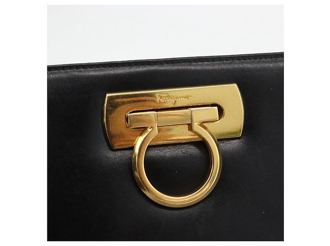 Bolsa de Ombro Gancini em Couro Preto e Dourado Salvatore Ferragamo Auth ARZ826 - vista 10