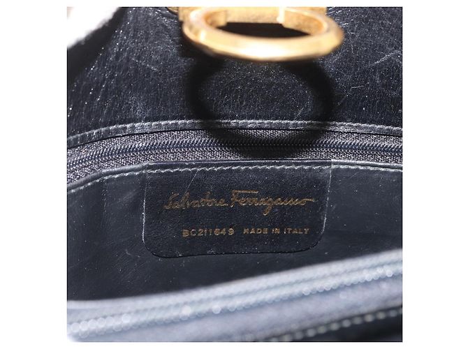Bolsa de Ombro Gancini em Couro Preto e Dourado Salvatore Ferragamo Auth ARZ826 - vista 12