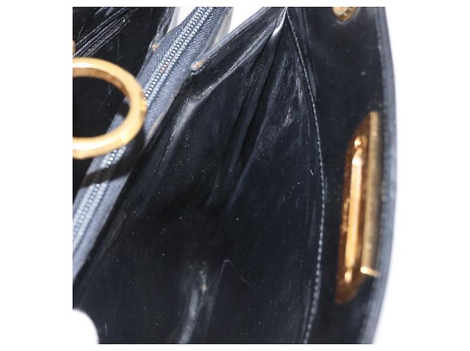Bolsa de Ombro Gancini em Couro Preto e Dourado Salvatore Ferragamo Auth ARZ826 - vista 17