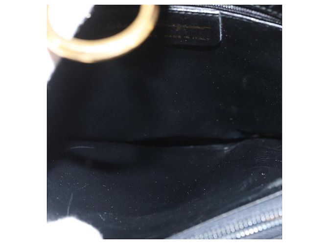 Bolsa de Ombro Gancini em Couro Preto e Dourado Salvatore Ferragamo Auth ARZ826 - vista 19