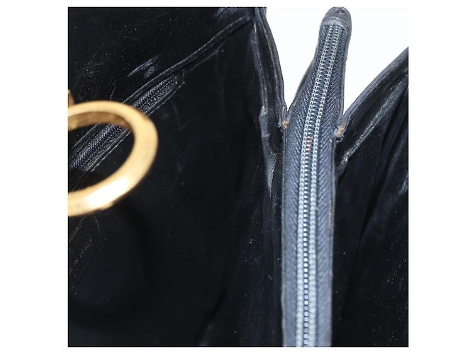 Bolsa de Ombro Gancini em Couro Preto e Dourado Salvatore Ferragamo Auth ARZ826 - vista 20
