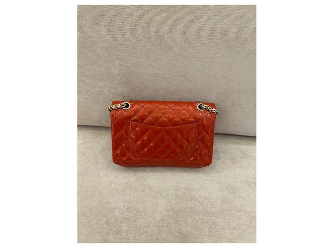 Chanel 2.55 Reissue Flap Bag aus gestepptem Lackleder Koralle - Ansicht 2