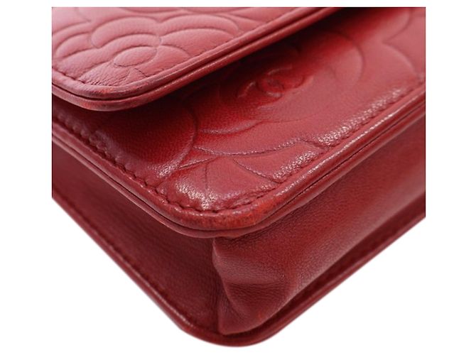 Wallet On Chain Cartera Chanel de piel de cordero grabada CC roja con cadena Camelia - vista 10