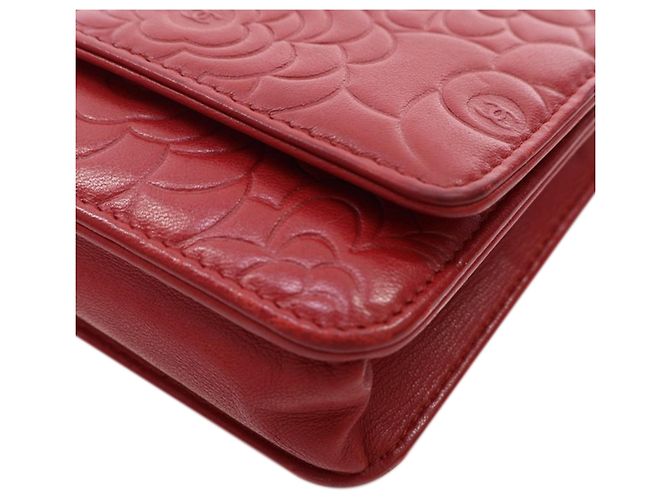 Wallet On Chain Cartera Chanel de piel de cordero grabada CC roja con cadena Camelia - vista 11