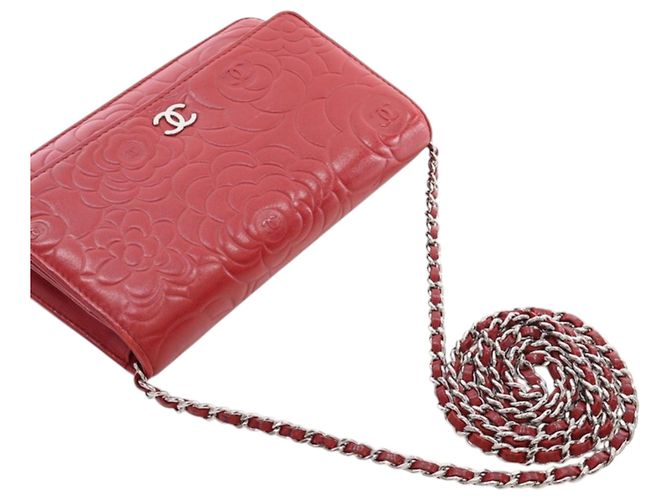 Wallet On Chain Cartera Chanel de piel de cordero grabada CC roja con cadena Camelia - vista 14