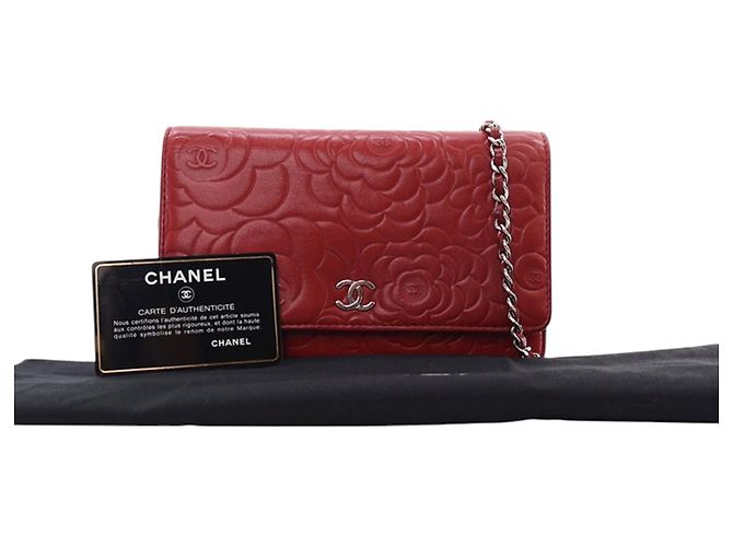 Wallet On Chain Cartera Chanel de piel de cordero grabada CC roja con cadena Camelia - vista 15