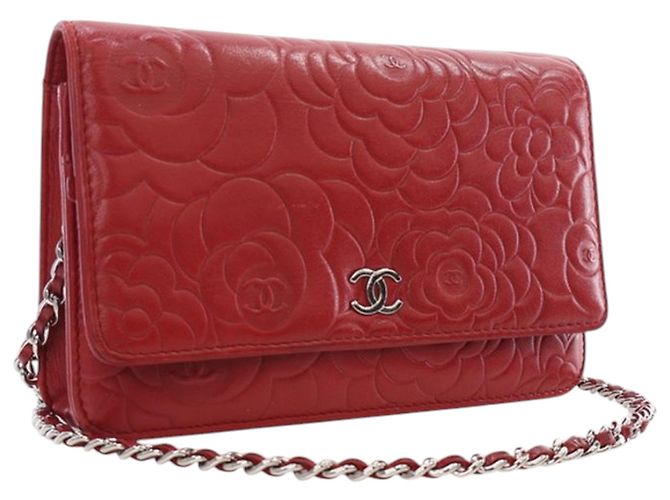 Wallet On Chain Cartera Chanel de piel de cordero grabada CC roja con cadena Camelia - vista 2