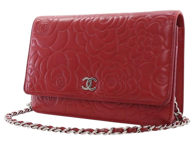 Wallet On Chain Cartera Chanel de piel de cordero grabada CC roja con cadena Camelia - vista 3