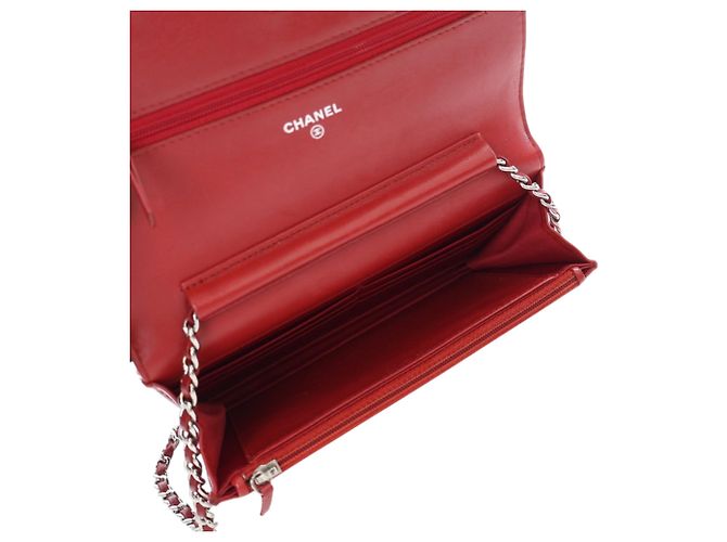 Wallet On Chain Cartera Chanel de piel de cordero grabada CC roja con cadena Camelia - vista 6