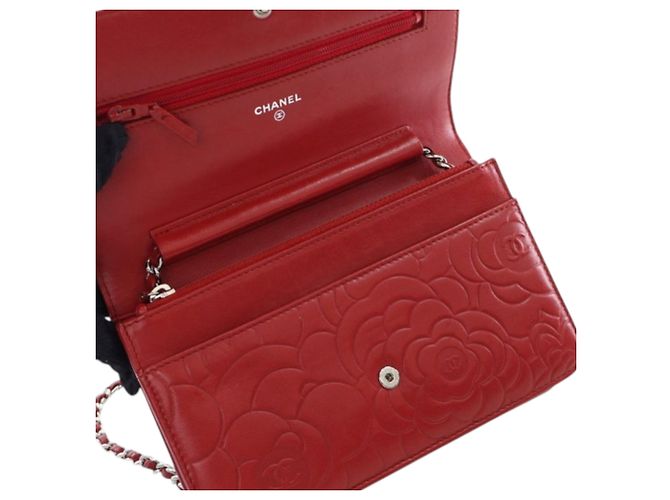 Wallet On Chain Cartera Chanel de piel de cordero grabada CC roja con cadena Camelia - vista 8