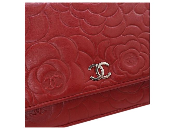 Wallet On Chain Cartera Chanel de piel de cordero grabada CC roja con cadena Camelia - vista 9