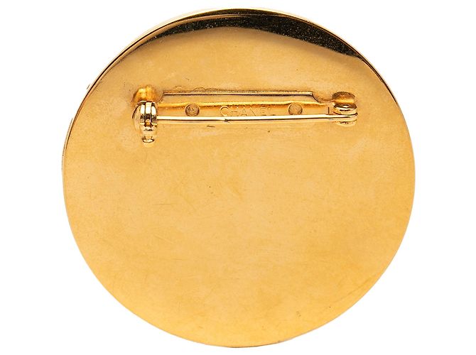 Spilla rotonda in oro placcato e smalto CC dorato di Chanel D'oro - vista 2