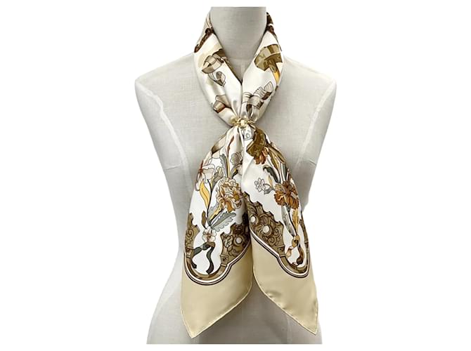 Silk In Sciarpa in seta beige Hermès - vista 6