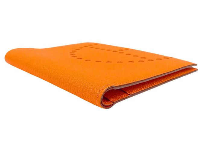 Billetera bi-fold compacta Evelyne de Hermès en naranja - vista 3